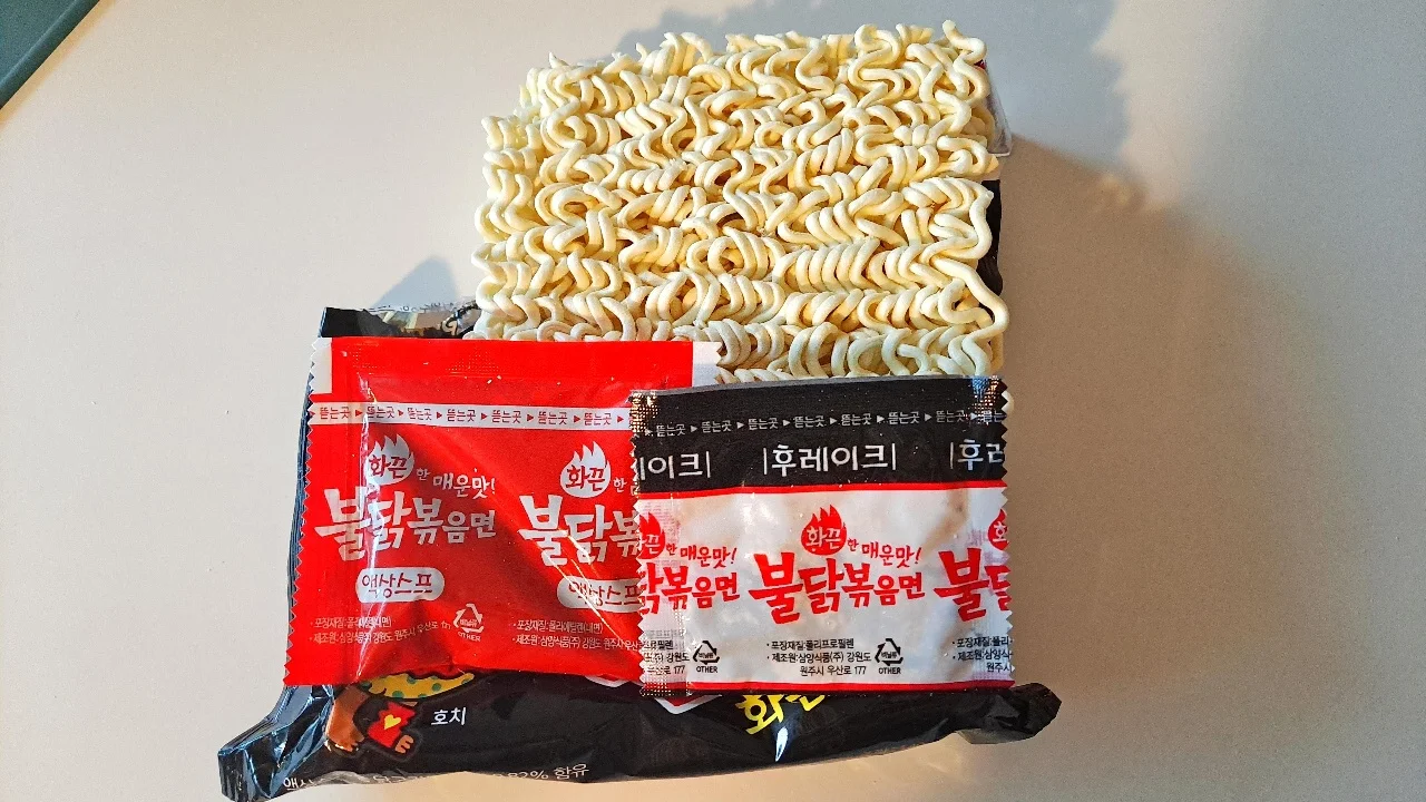 Korean Instant Noodle Food  Hot Chicken Ramen Samyang Spicy Flavor Roasted Buldak Ramyeon Halral