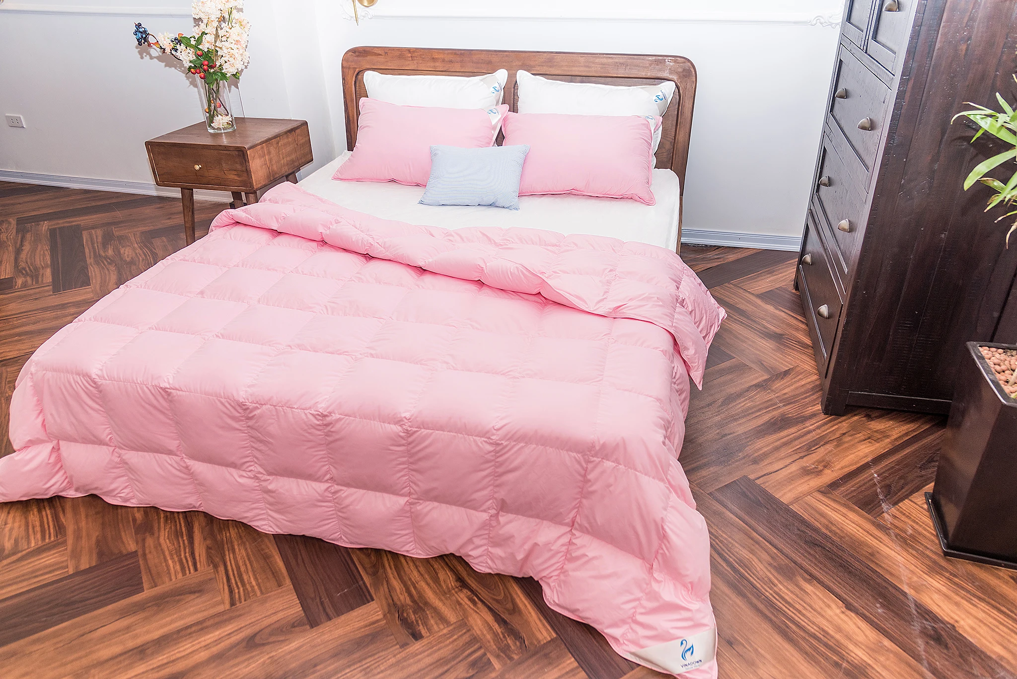 VIETNAM  DOWN QUILT - GOOSE DOWN SORT, LIGHT AND WARN  MULTI- COLORED  COMFORTER