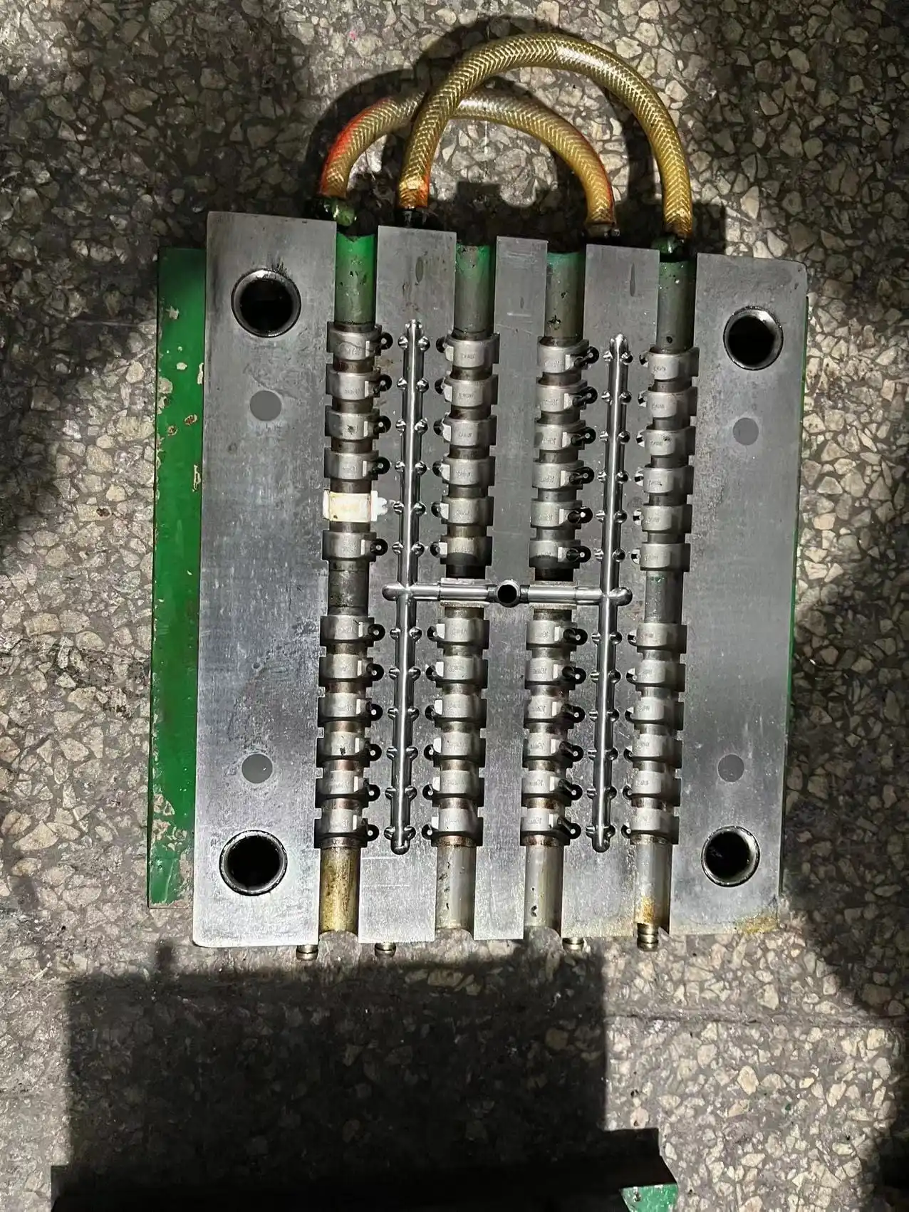 Mould Factory Round Path Nail Cable Clip Second Hand Mold C Shaped Wire Nail Clip Pa66 Electric Wire Cable Clip Used Mould