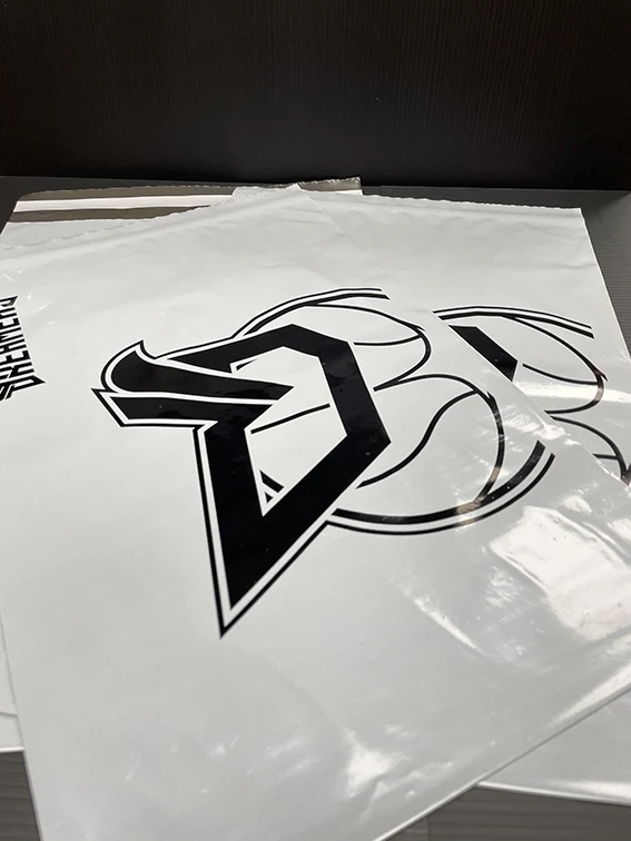 Custom Printing Mailing & Shipping Bags with Build- in Handle