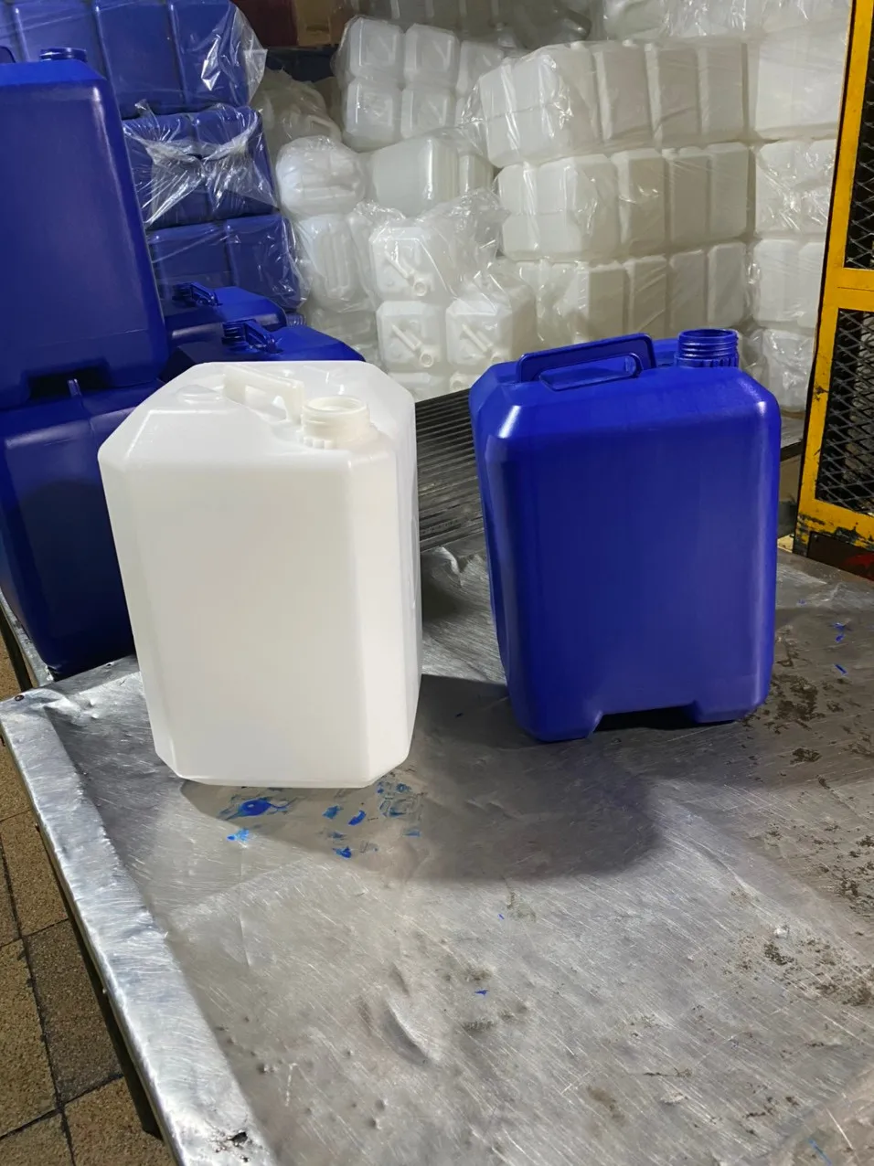 Белая синяя квадратная пластиковая канистра 20 л 25 35 пластиковые барабаны Hdpe/контейнер/ведро квадратной формы с крышкой