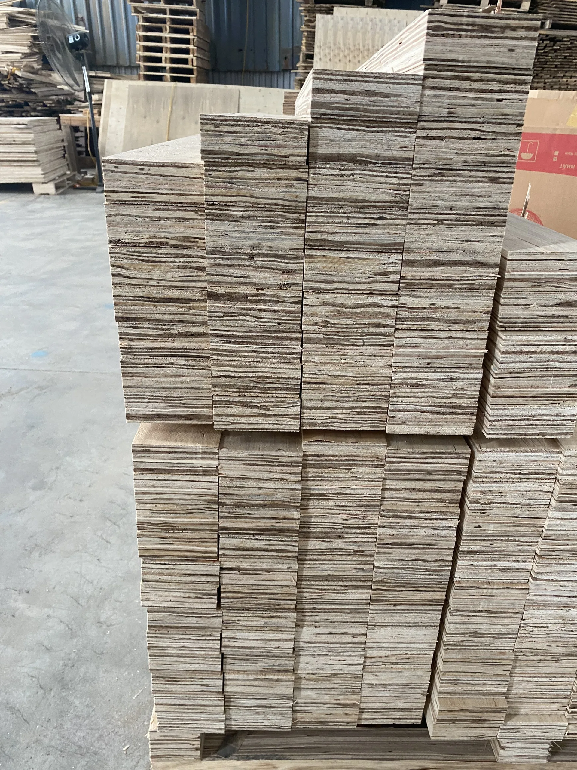 Gold Supplier LVL beam Laminated Veneer Lumber for construction, pallet, sofa frame Strong and durable E0, E1, E2 glue