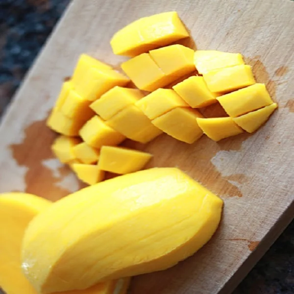 Top Whosale Typical Yellow High Quality without off-taste Fresh Cat Chu Mango Chunk From Vietnam 2021