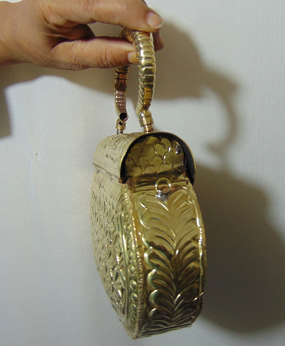 Лидер продаж Стильный винтажный латунный металлический кошелек-клатч ручной работы с резьбой по низкой цене