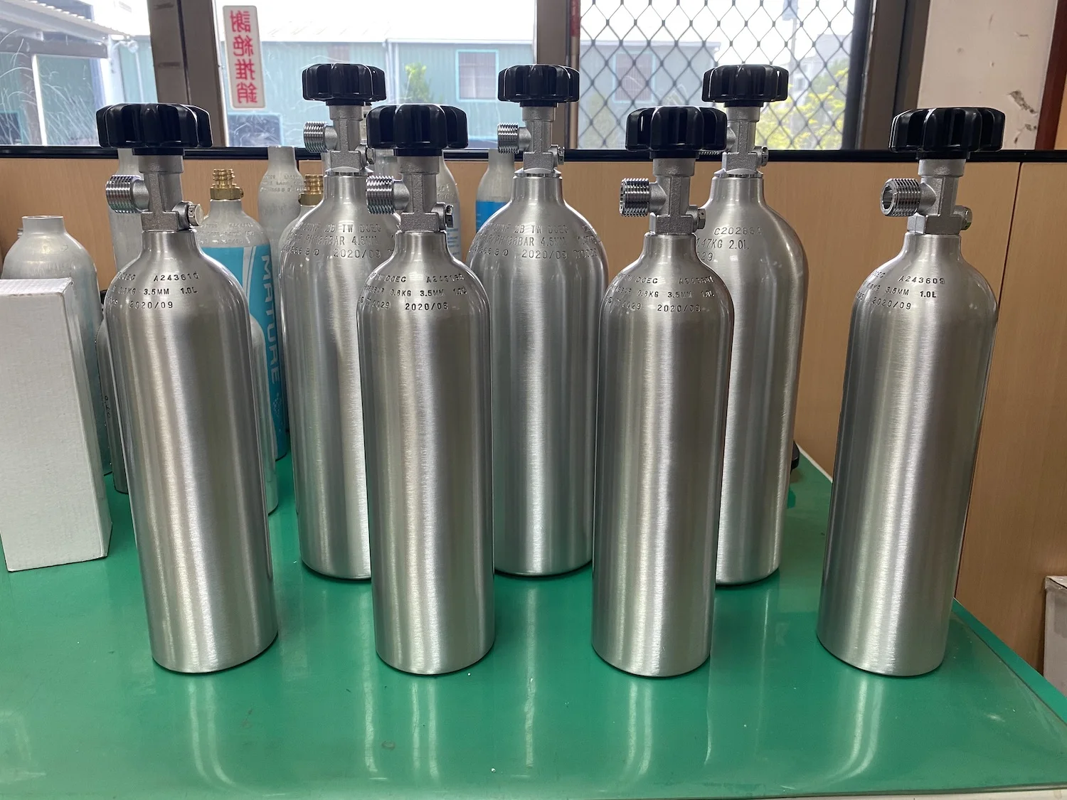 Hot Sale 0.8L High Pressure CO2 Gas Cylinder with w21.8handle lateral valve for aquarium