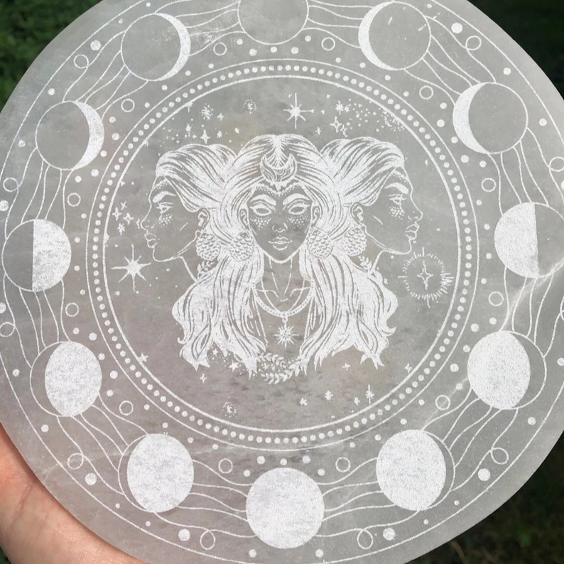 Selenite зарядная пластина с тремя Богинями гравированная сетчатая для исцеления заряжаемых кристаллов полудрагоценный камень