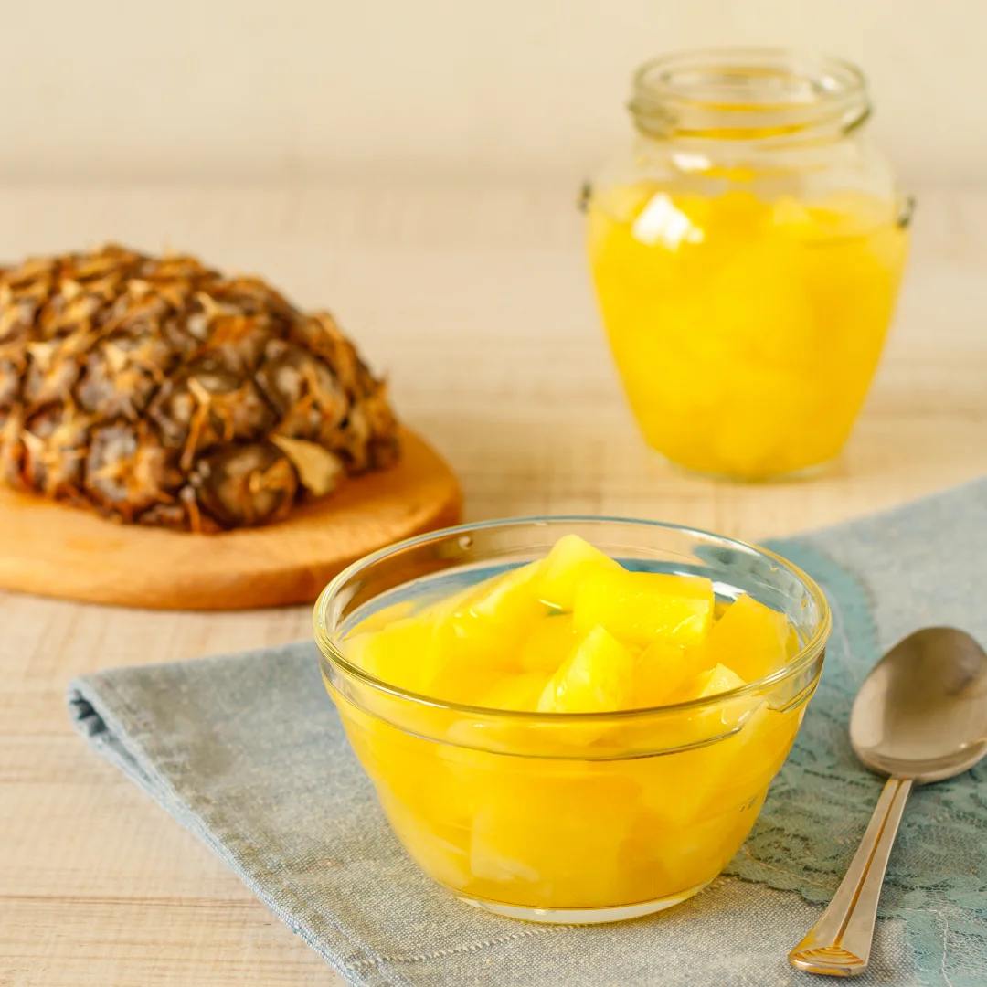 Супервкусные дешевые вьетнамские тропические консервированные фрукты OEM королевские ананасы/куски в легком сиропе