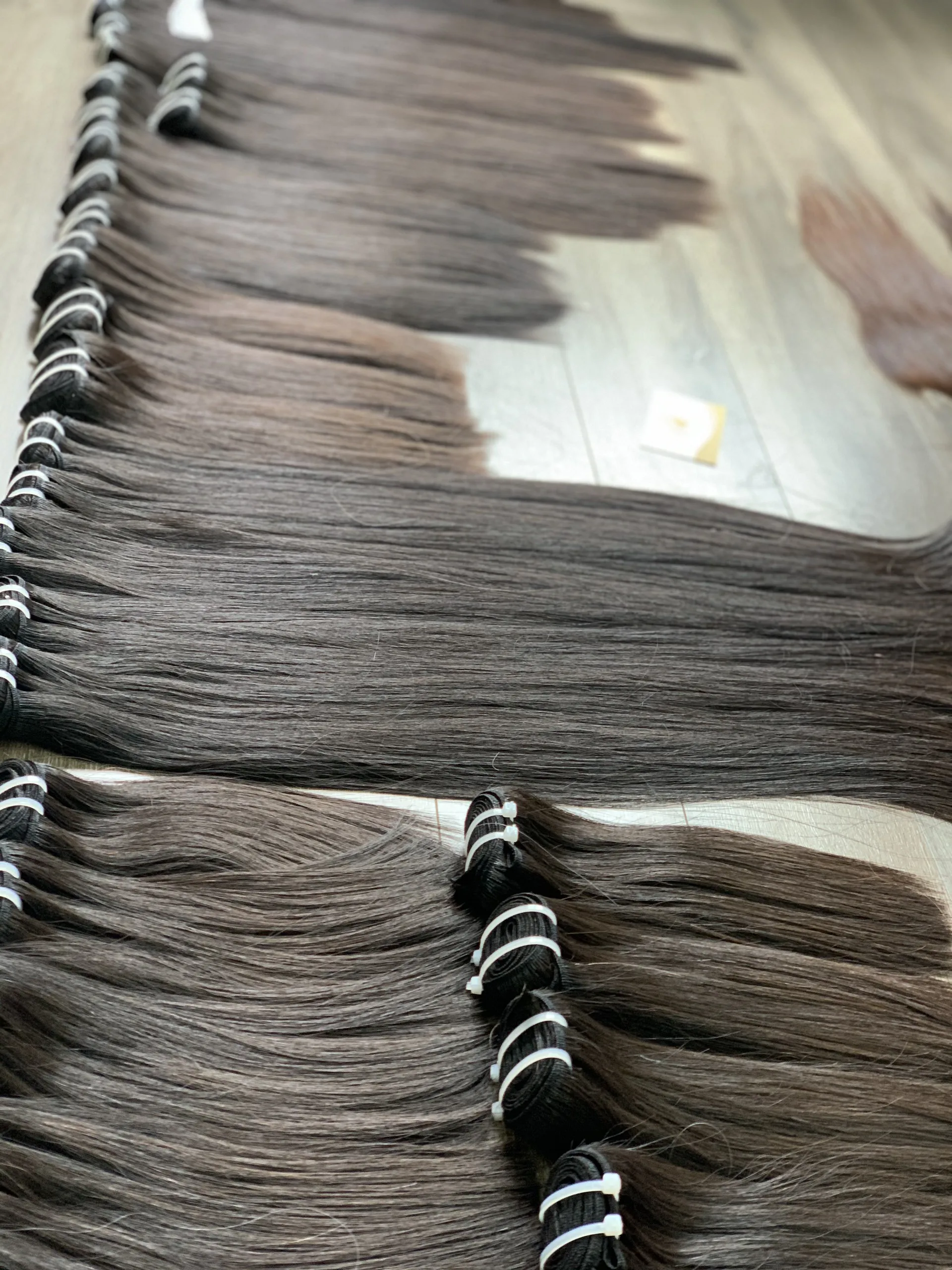 Лучший продавец натуральные черные человеческие волосы шелковистые мягкие вьетнамские легко сделать парики оптовая продажа низкая цена