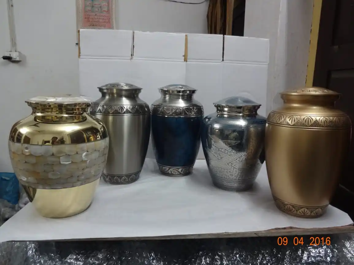 Производитель высококачественных Munar латунь Большой урны кремации с ручная гравировка взрослых принадлежности для похоронных церемоний