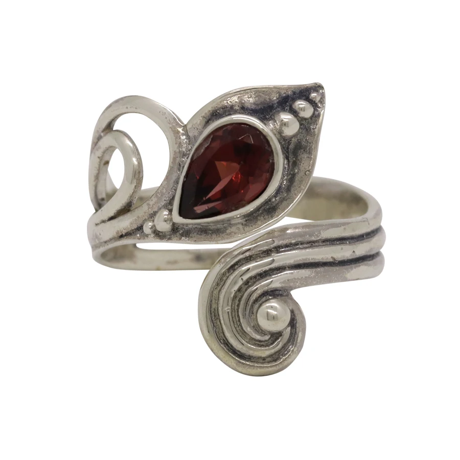 
Leaf Waves Silver Ring with Garnet 