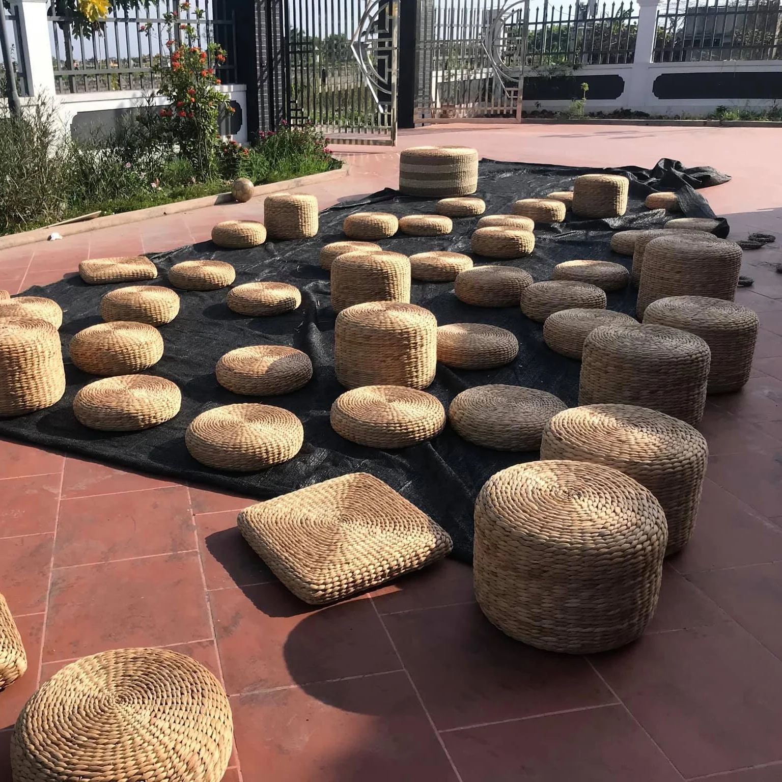 Good quality wholesaler decorative natural round stools ottomans handmade