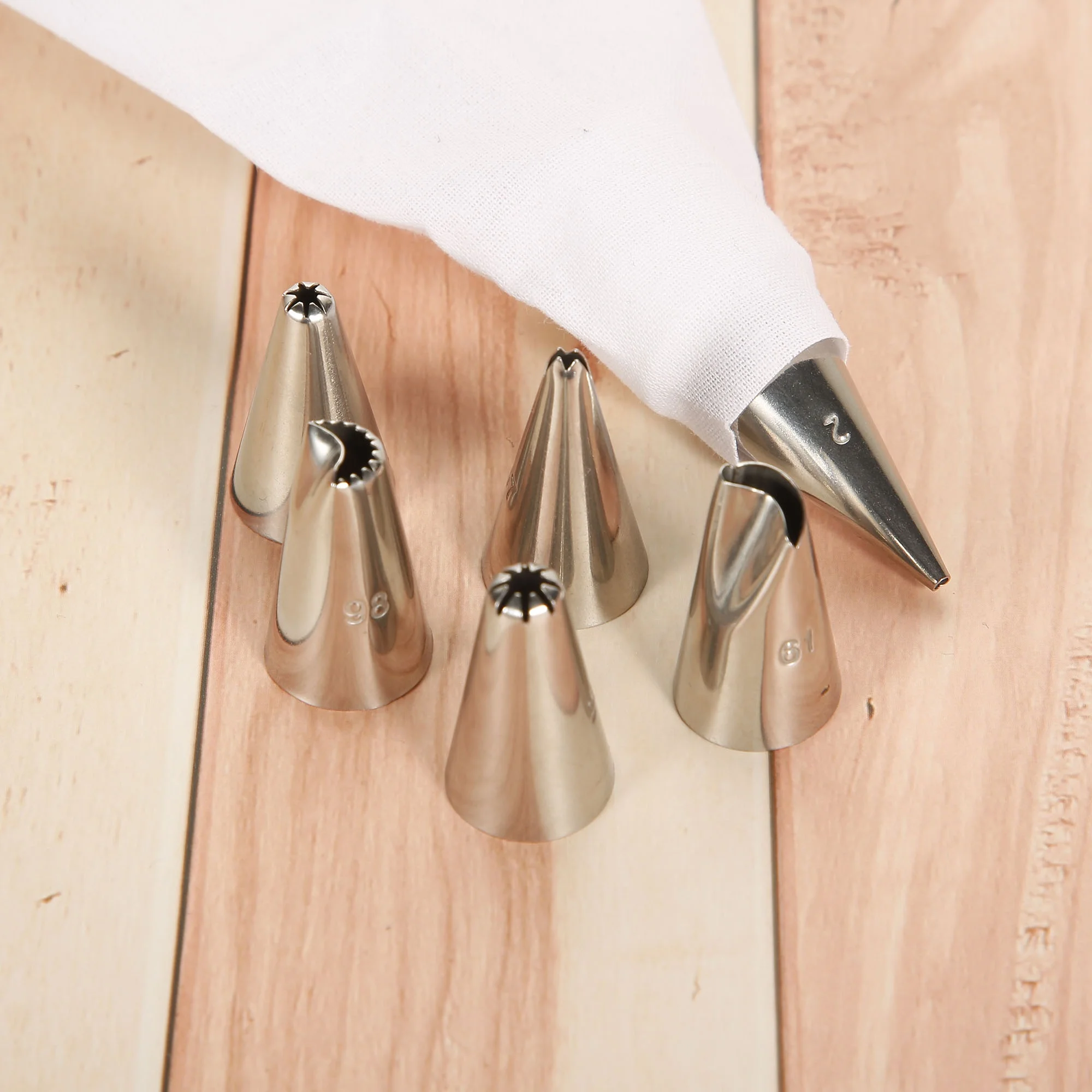 
Incredible Decorating Icing Set with White Pastry Bag and 8pcs Metal Icing Tips for Housewives Kitchen Cake Bakeware Baking 