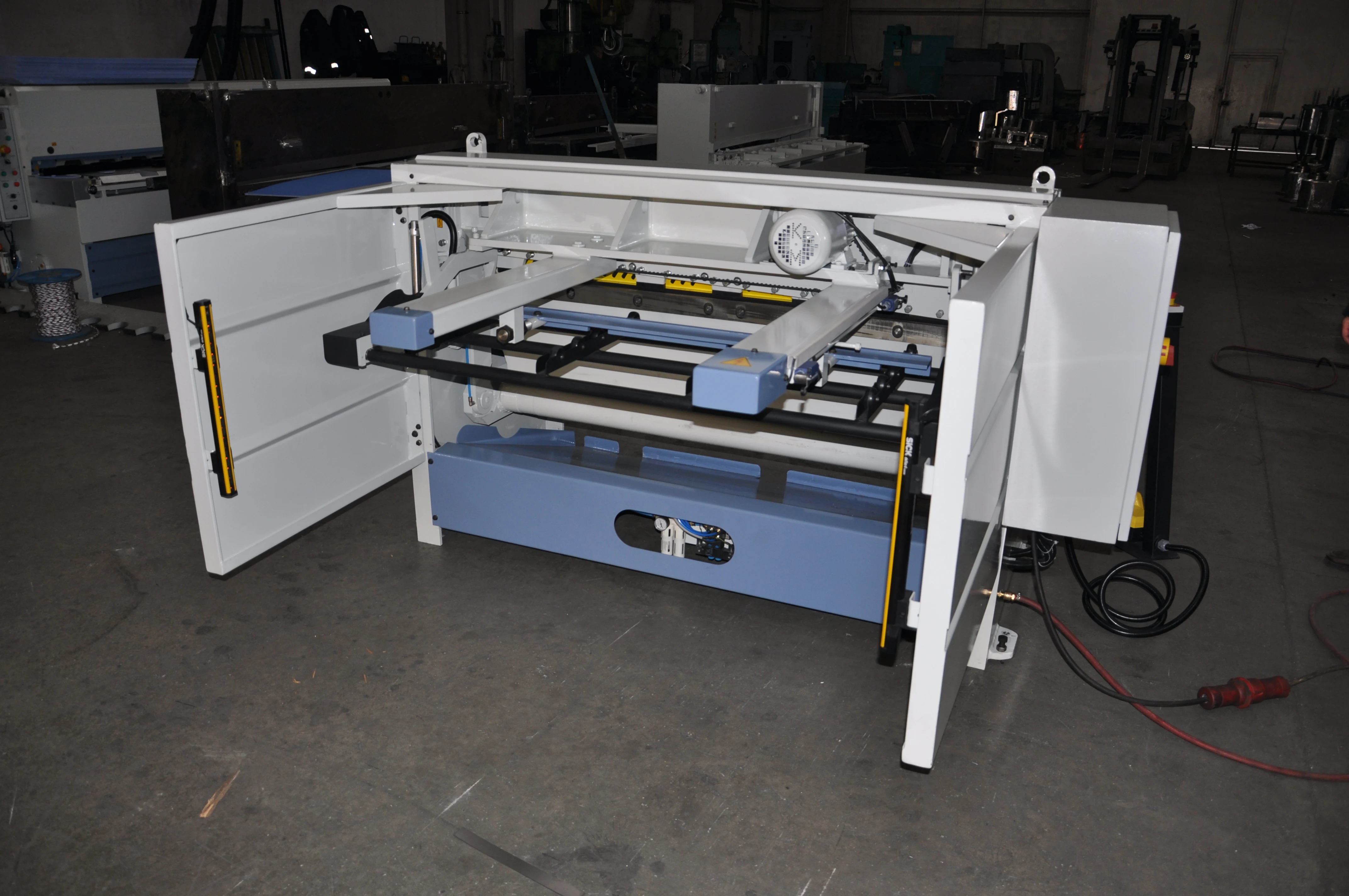 DIRECT -GEAR MOTORISED GUILLOTINES (FRONT DROP)