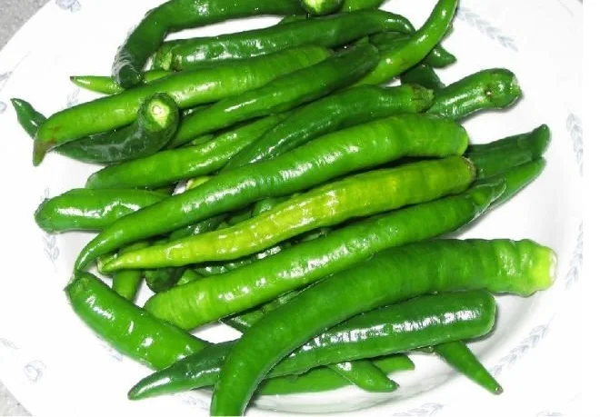 Свежий зеленый длинный перец