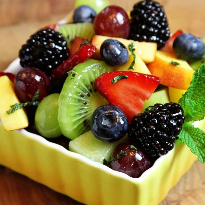 Вкусный коктейль из тропических фруктов Вьетнама