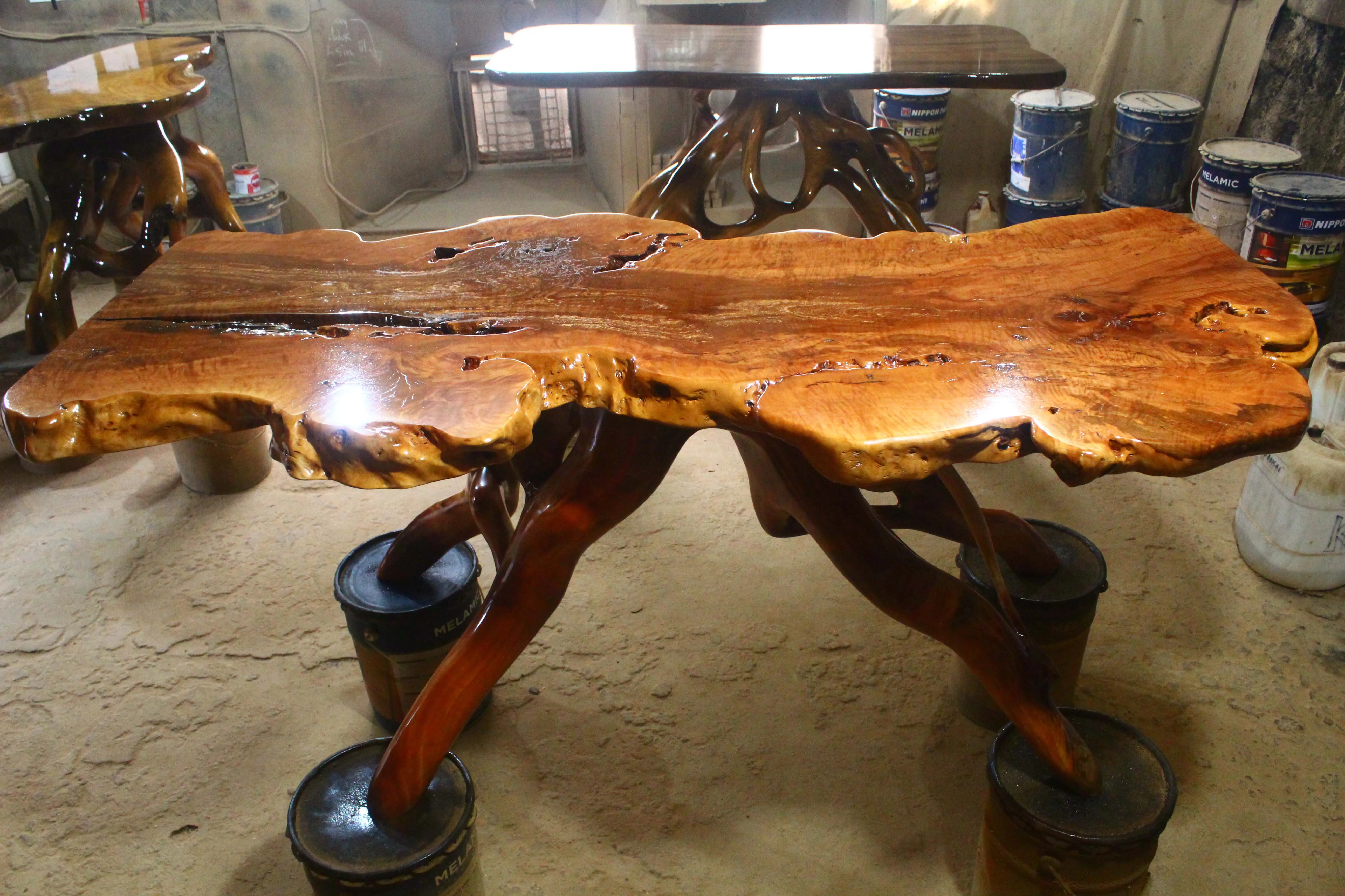 Обеденный стол с изображением корня личи