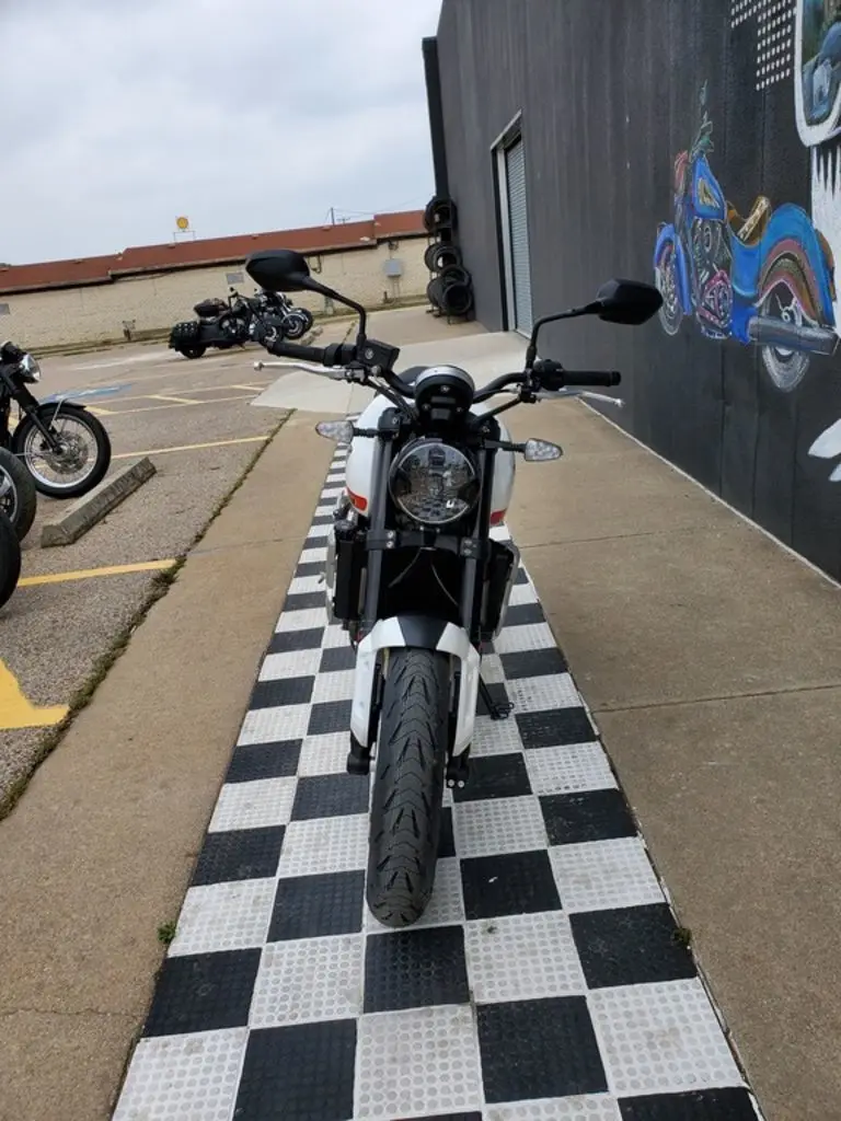  2022 triummph trideent 660 с украшением в виде кристаллов белого цвета