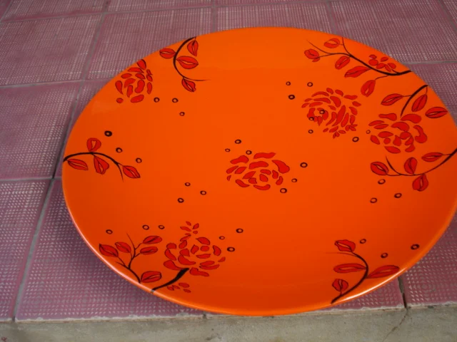
Round lacquer plate with flower patterns. 