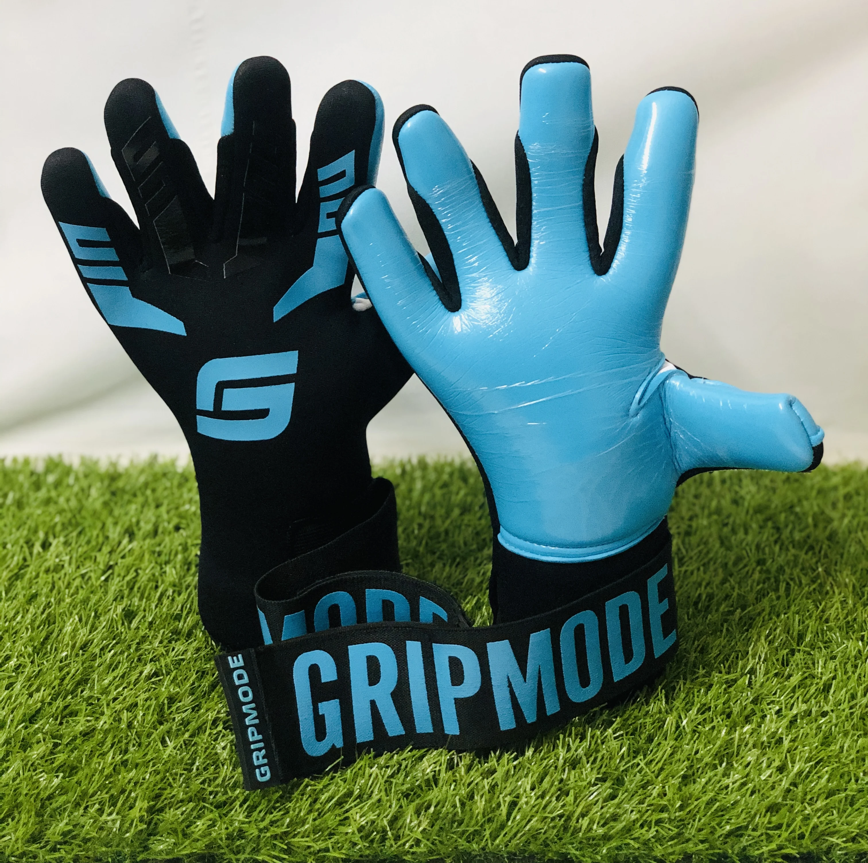 Профессиональные перчатки GOALKEEPR высококачественные