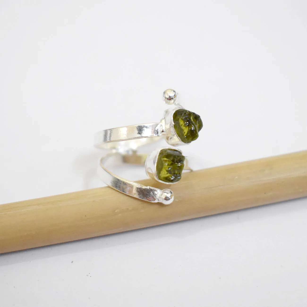  Сырой драгоценный камень серебряные ювелирные изделия Moldavite грубой латунный подарок для нее Него