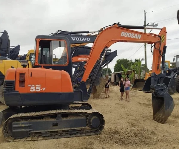 Durable Secondhand Machine original Doosan DH220-7 Excavator from Japan in yard for sale