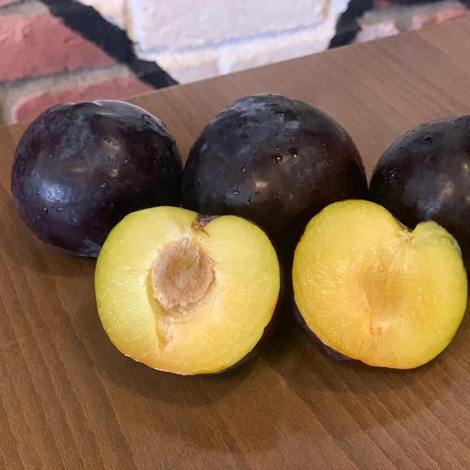 
Fresh Plums Black Amber Black Star plums for export 