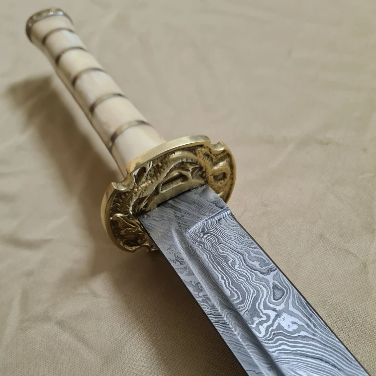 Японский меч из дамасской стали ручной работы на заказ с зажимами твердой латуни деревянной ножкой Пакистана