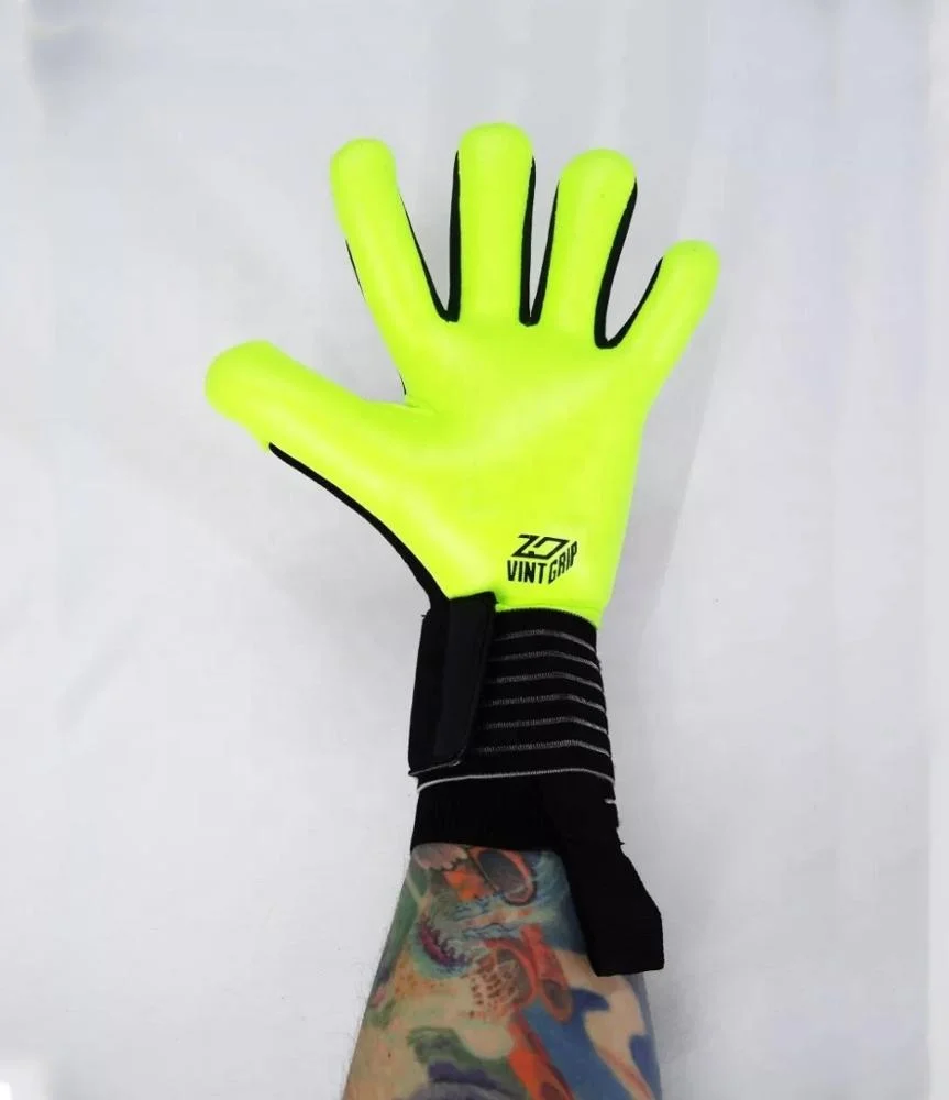 2020 manufacturer wholesale goalkeeper goalie gloves in neoprene German latex