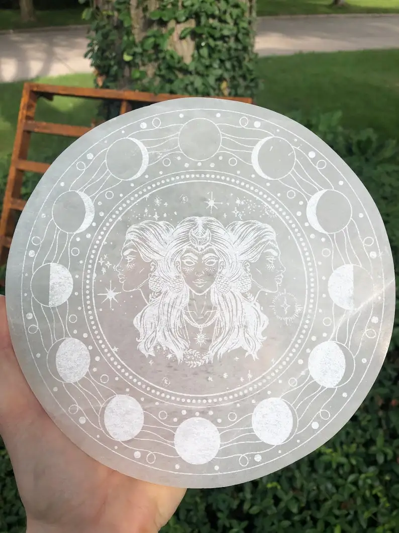 Selenite зарядная пластина с тремя Богинями гравированная сетчатая для исцеления заряжаемых кристаллов полудрагоценный камень
