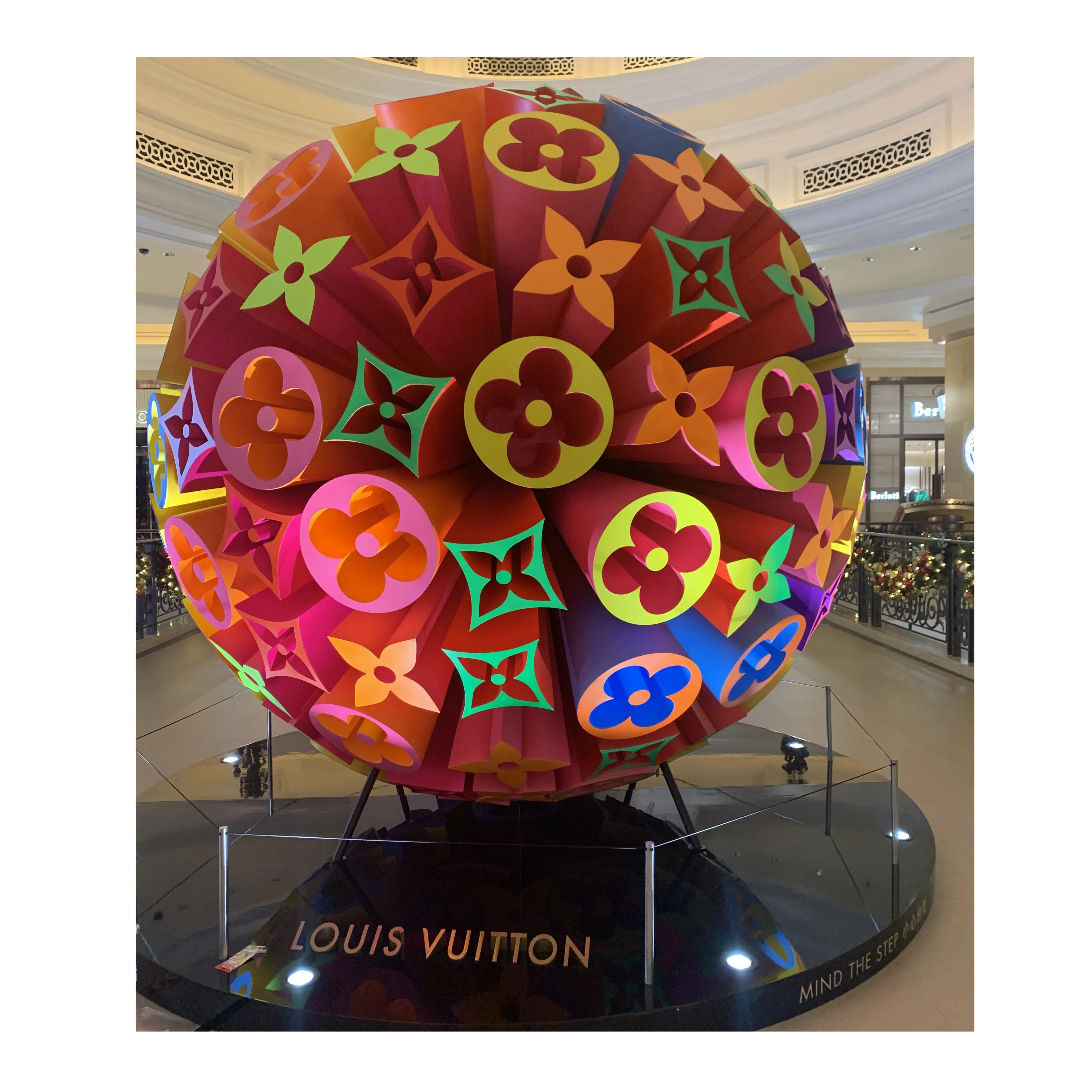 Luxury Jewelry Perfume Candy Sunglasses Clothing Health Retail Shop Display Advertising Kiosks Booth 3D Design For Shopping Mall