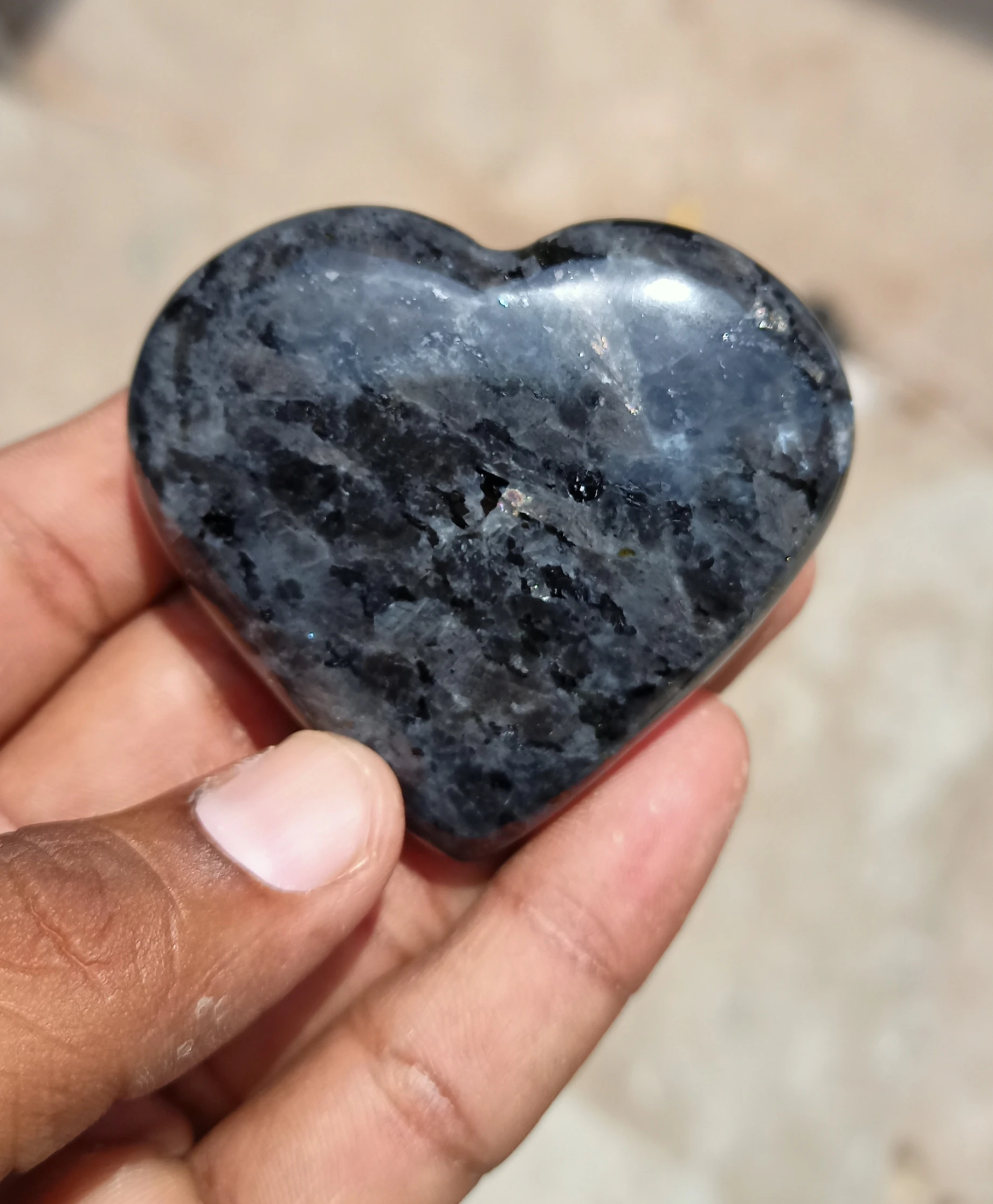 
 Хрустальный камень Larvikite в форме сердца, лечебный черный индийский натуральный минерал, любовь, декор пальмы, энергия 1,2, сверкающий драгоценный камень  