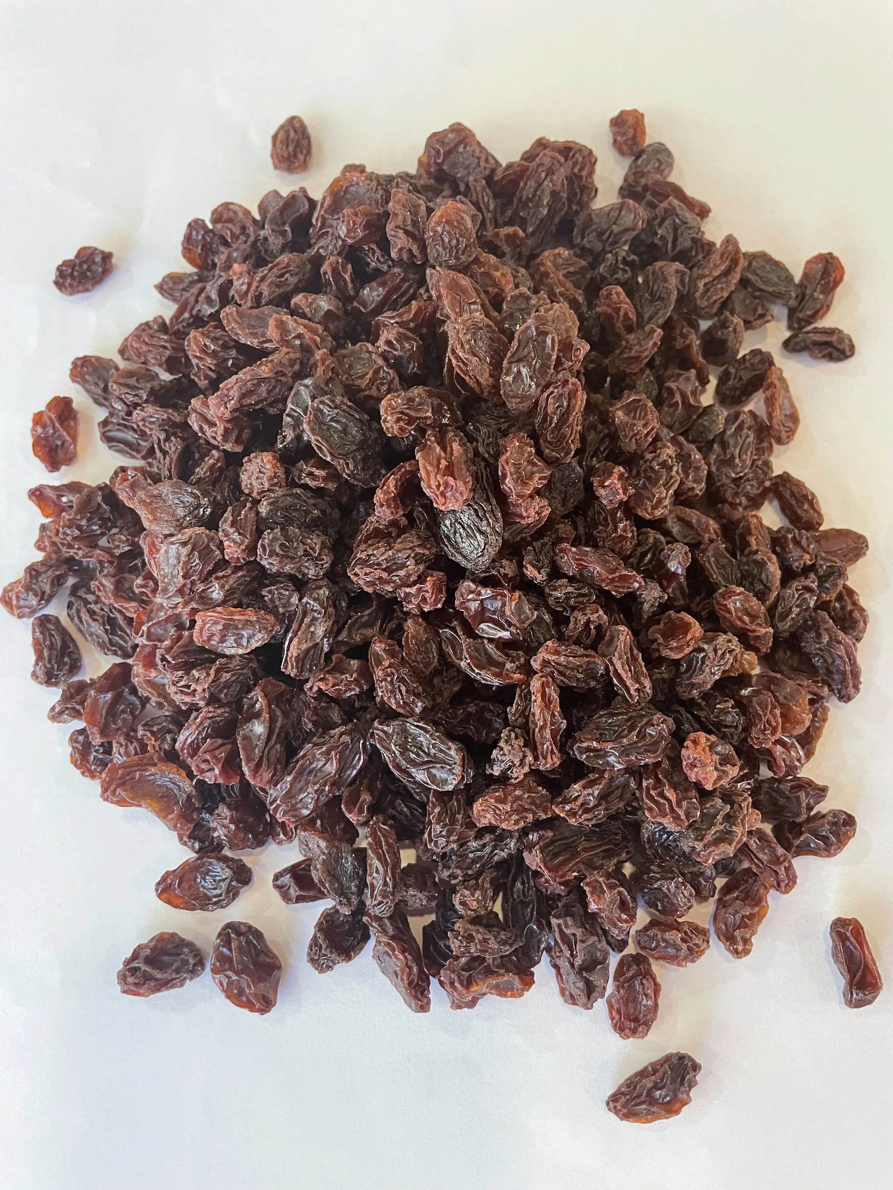 Высококачественный органический высококачественный сушеный Темный виноград Jumbo среднего и маленького размера, черный виноград, без семян, натуральный Томпсон