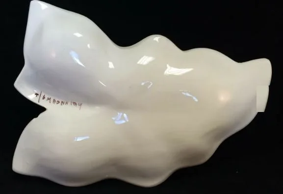 Классический поднос для еды и тарелки из серого металла с элегантным дизайном листьев идеально подходит гостиничного стола