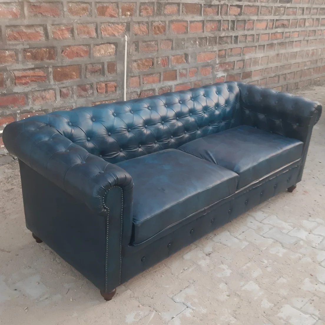 Синий кожаный диван chesterfield