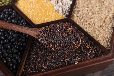 Лидер продаж Круглый клейкий рис высокого качества для экспорта Вьетнам черный (Ms Деми + 84 961 733 400)