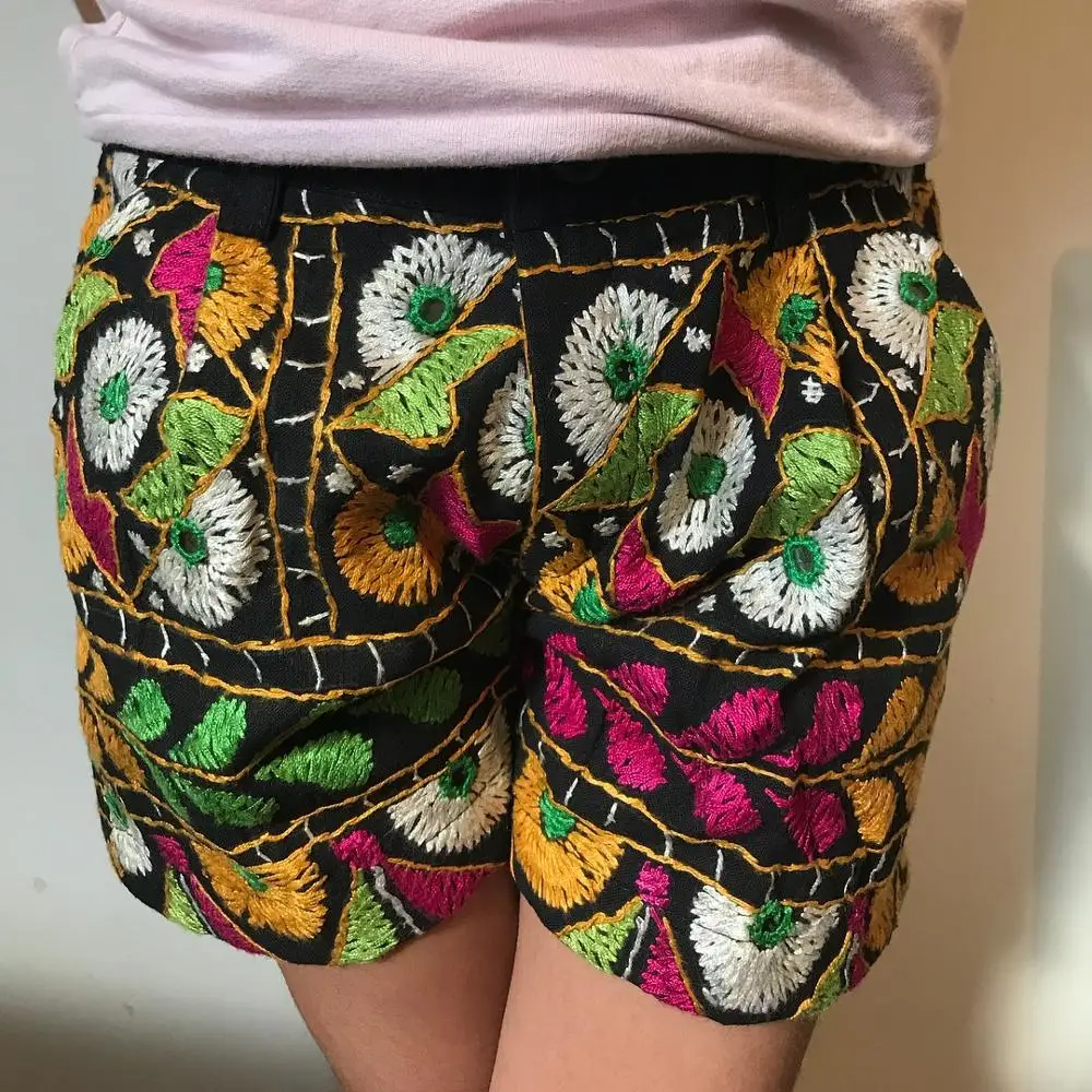 Шорты из переработанной винтажной ткани с ручной вышивкой