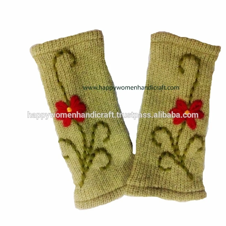 Шерстяная грелка для рук с вышивкой