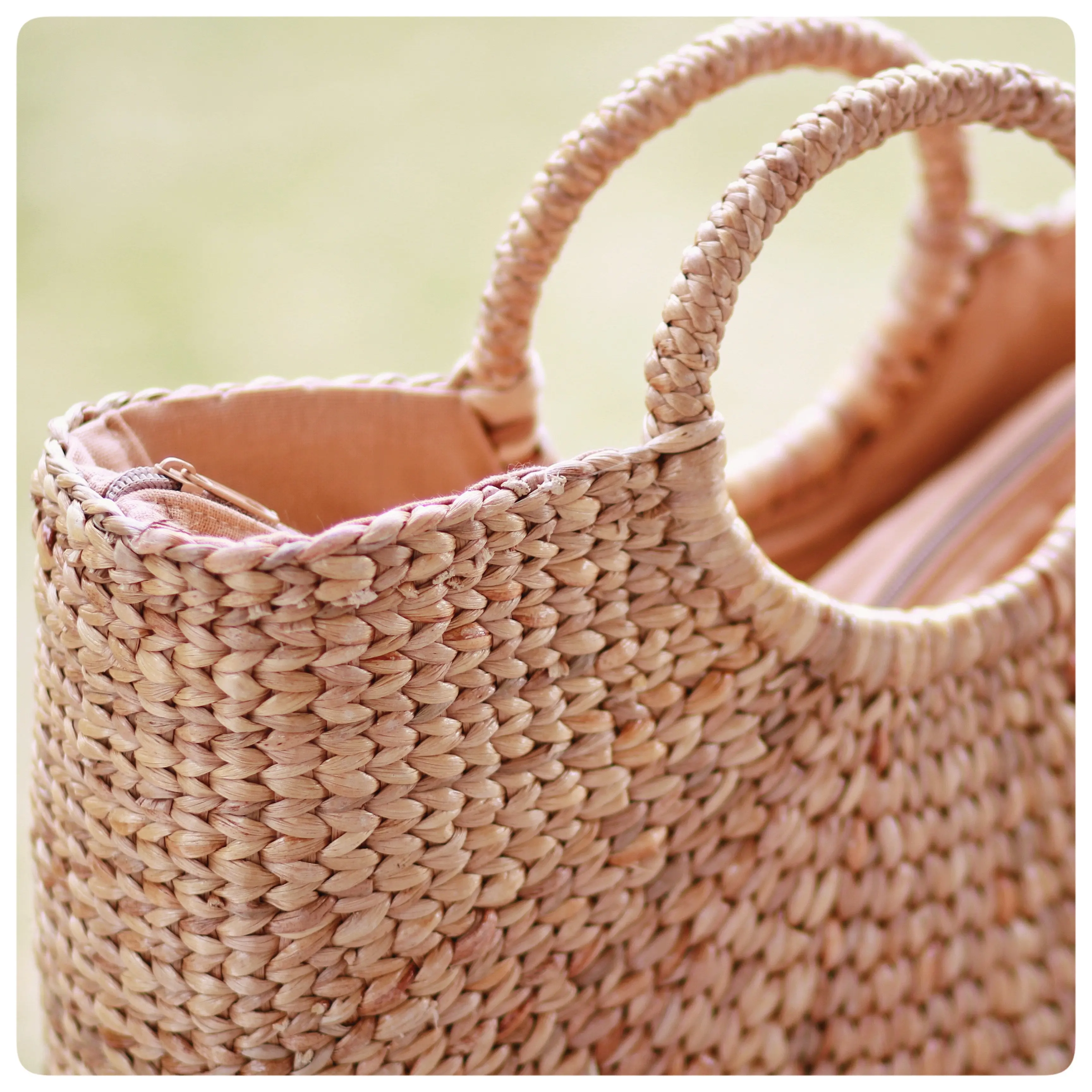 Modern New Trend Handmade Summer Bali Straw Beach Bag for Women Eco-Friendly Water Hyacinth Tote Leather Lining Chain Decoration