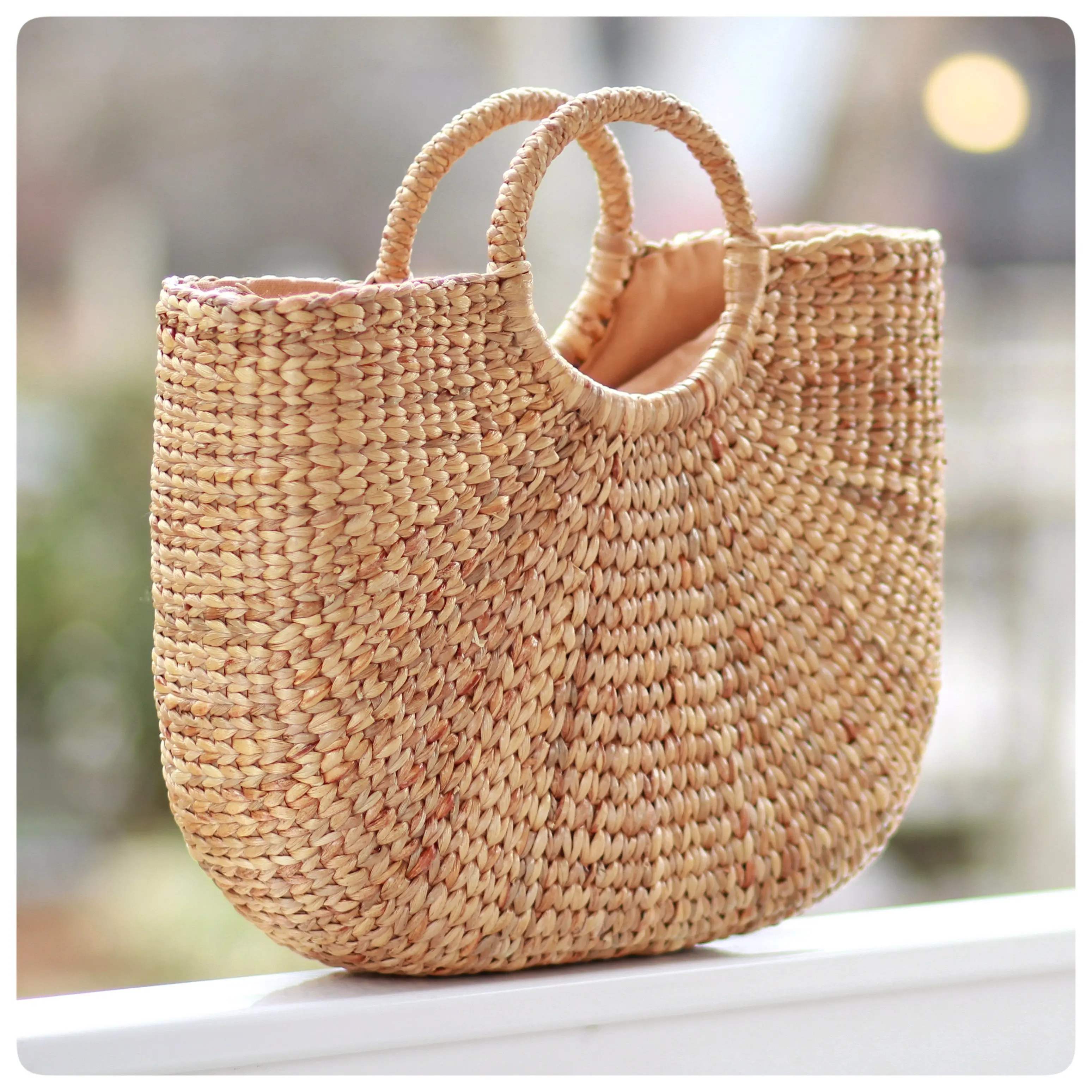 Modern New Trend Handmade Summer Bali Straw Beach Bag for Women Eco-Friendly Water Hyacinth Tote Leather Lining Chain Decoration