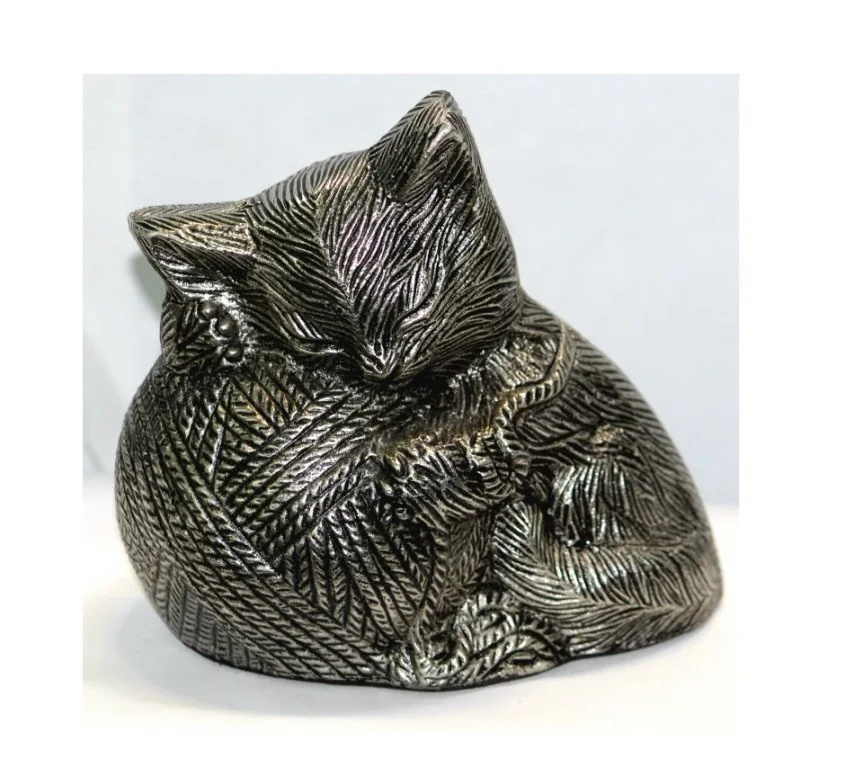 Котенок с шариком из шерсти антикварный спящий Кот алюминиевая урна для пояса