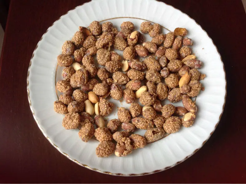
peanut coated with sesame and honey 