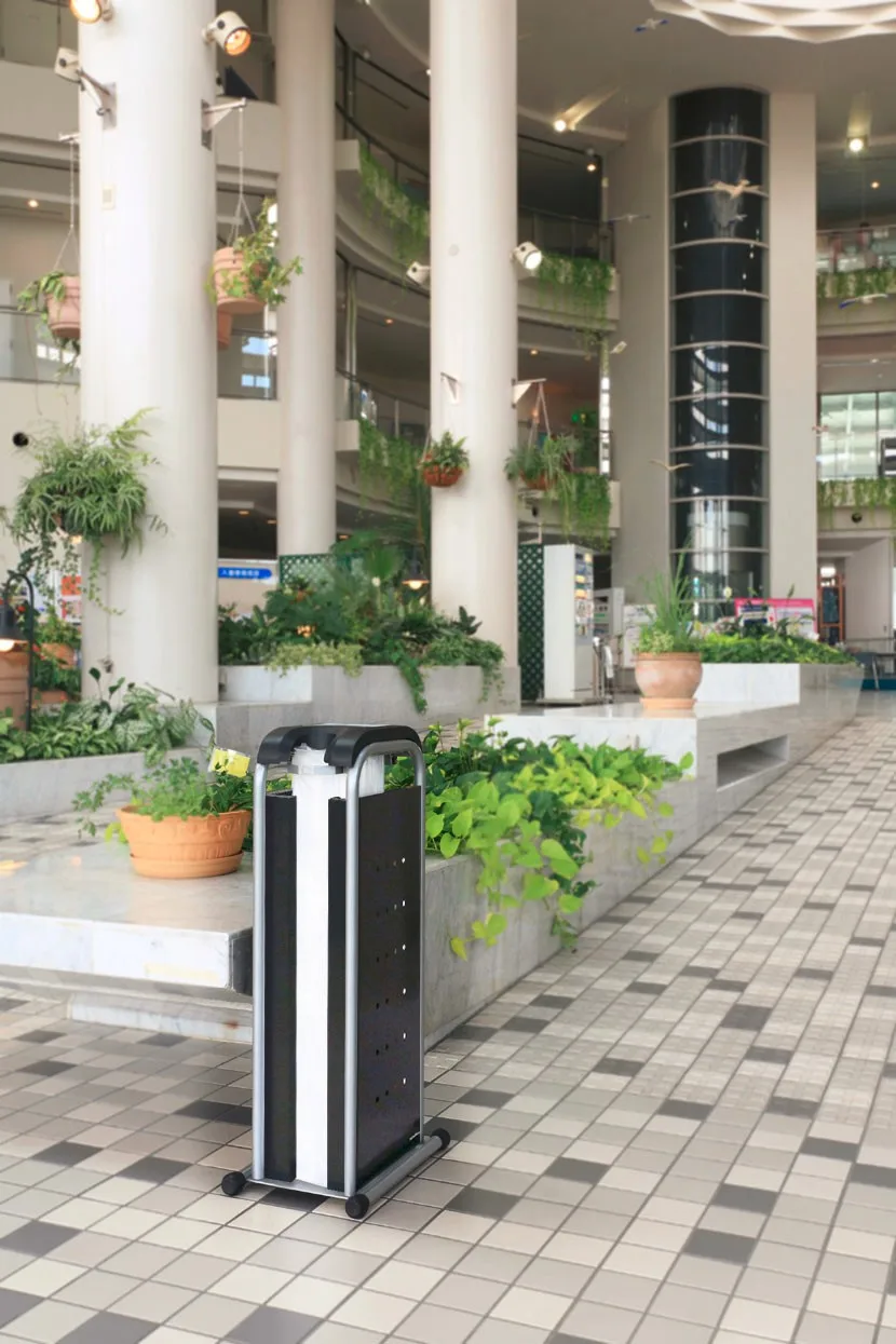 Packing machine to wrap wet umbrella for restaurant etc