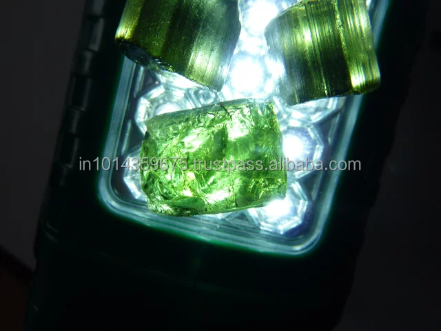 Драгоценный камень необработанный зеленый турмалин
