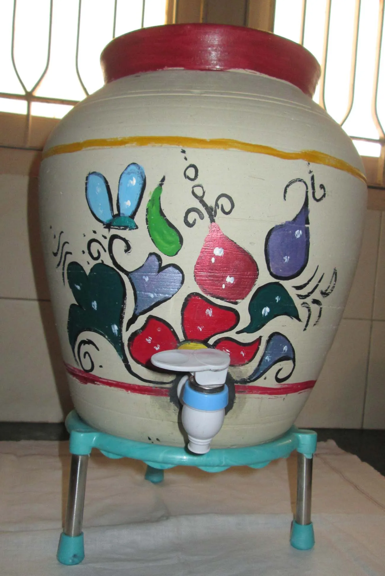 Eco friendly white clay pottery water pots with taps for storing and drinking water used to keep drinking water cool in summer