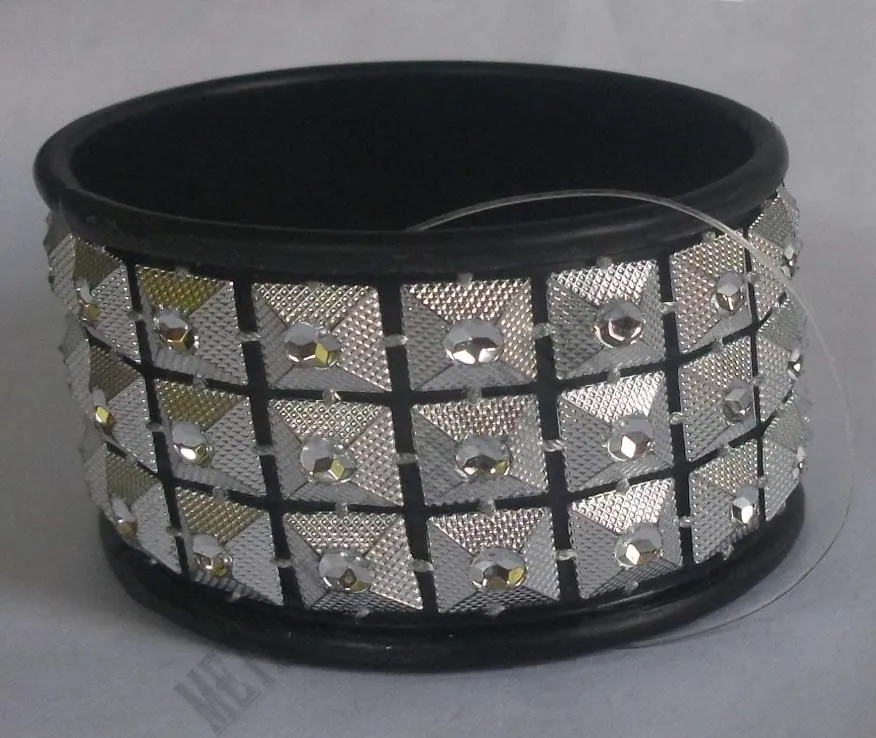 Crystal Iron Napkin Rings Holder Wedding Party Table Setting Decor with Pearls Beaded Metal Square Napkins Rings for Kitchen Use