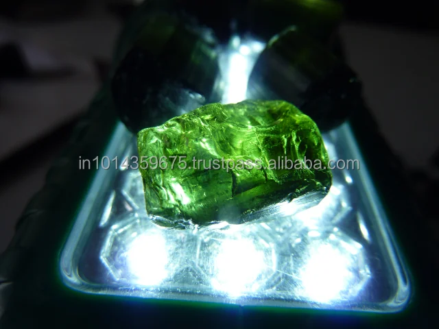 Драгоценный камень необработанный зеленый турмалин