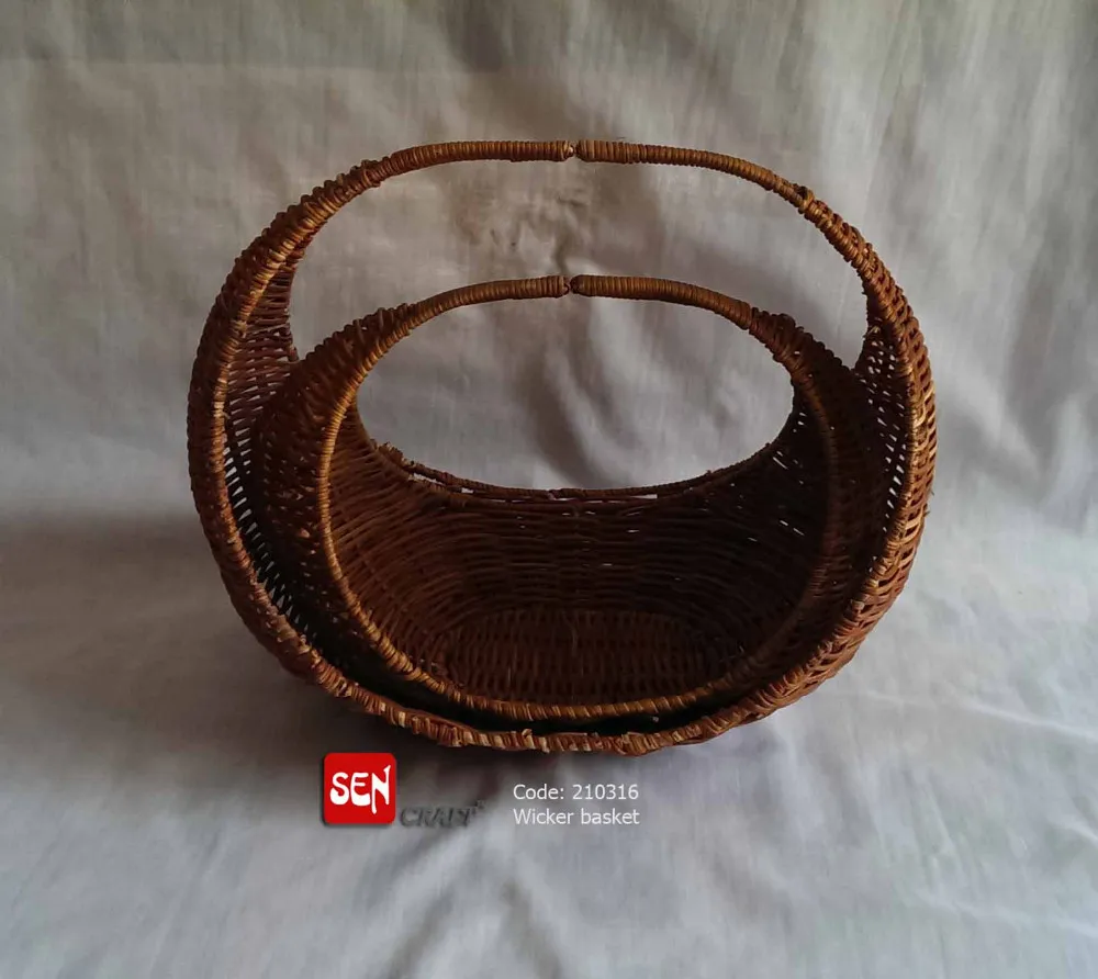 
Natural wicker basket 