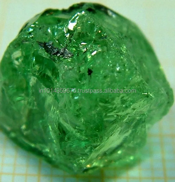 Грубое сырье из драгоценных камней зеленого граната