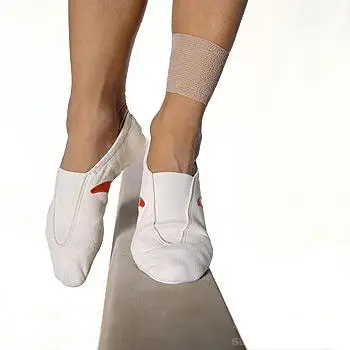 Split sole gymnastic shoes