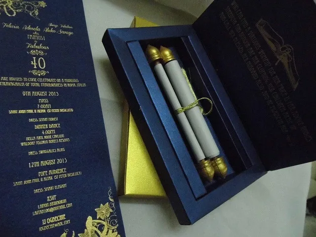  Сделанное на заказ приглашение в виде свитка цвета слоновой кости с напечатанным шелковом экране текстом или золотой фольгой печатные тексты